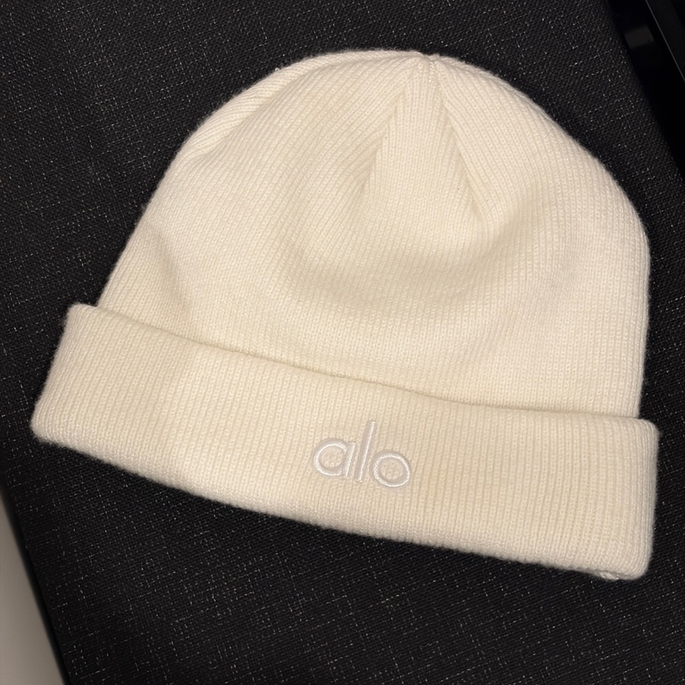 ALO Yoga Notable Beanie in Ivory